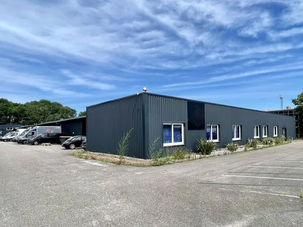 Local d'activité 822 m²