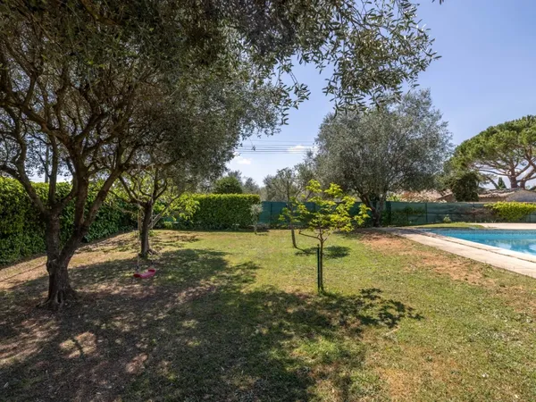 Maison de plain-pied avec sous-sol total, piscine et terrain à Saint-Cézaire-sur-Siagne