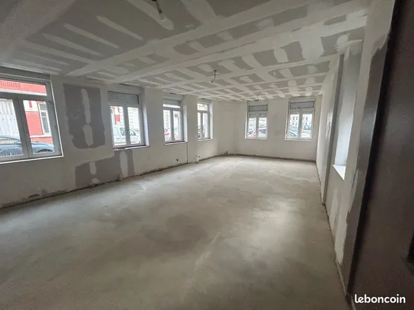 Local commercial en angle - Forte visibilité - 71 m² - Arras