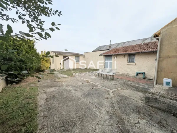 MAISON AVEC GARAGE ET JARDIN PROCHE COMMERCES