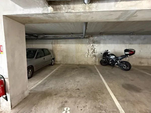 Place de parking couvert et sécurisé