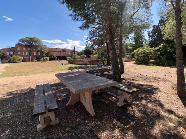 Dans un cadre atypique dans un parc privé en bord d'étang.