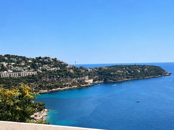 PROPRIÉTÉ À RÉNOVER - ACCÈS PÉDESTRE - VUE MER & PISCINE