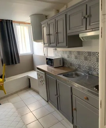 Loue studio meublé plein centre 450,00