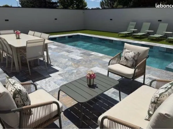 Maison moderne entièrement meublée avec piscine privée