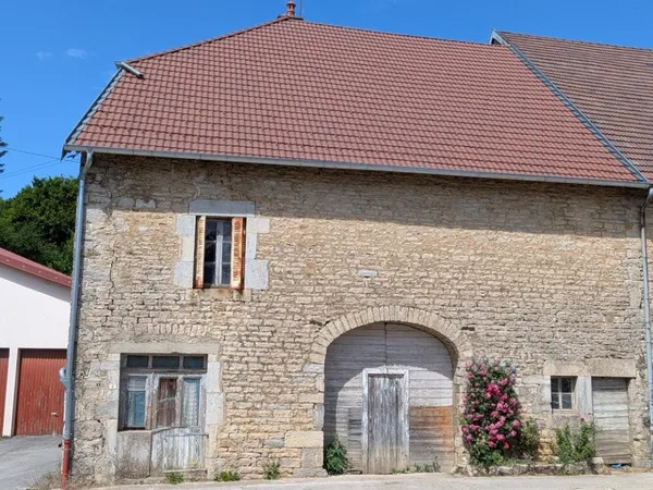 Maison en pierre à rénover avec terrain - Hauteur de SALINS LES BAINS (Jura)