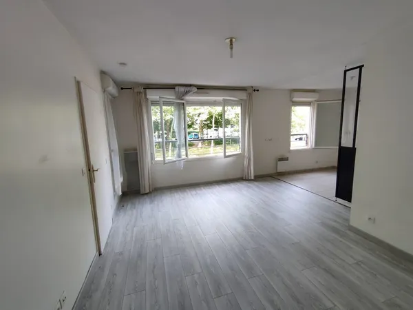2 pièces trappes + balcon + parking calme