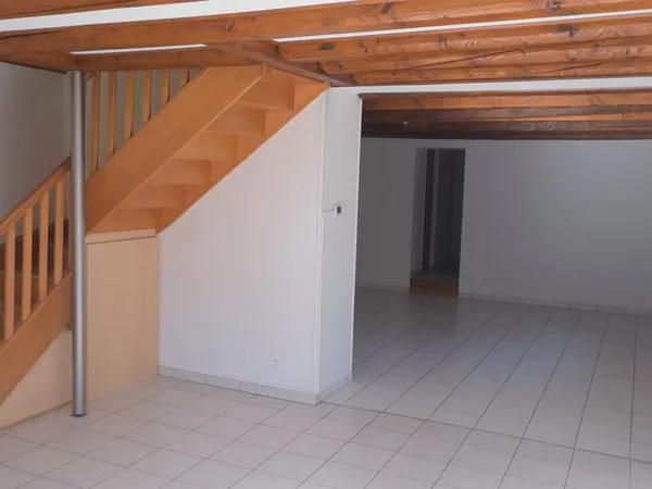 Appartement T4 Duplex à Damparis - 3 chambres + cour de 19 m² - Libre de suite - 715 /mois HC