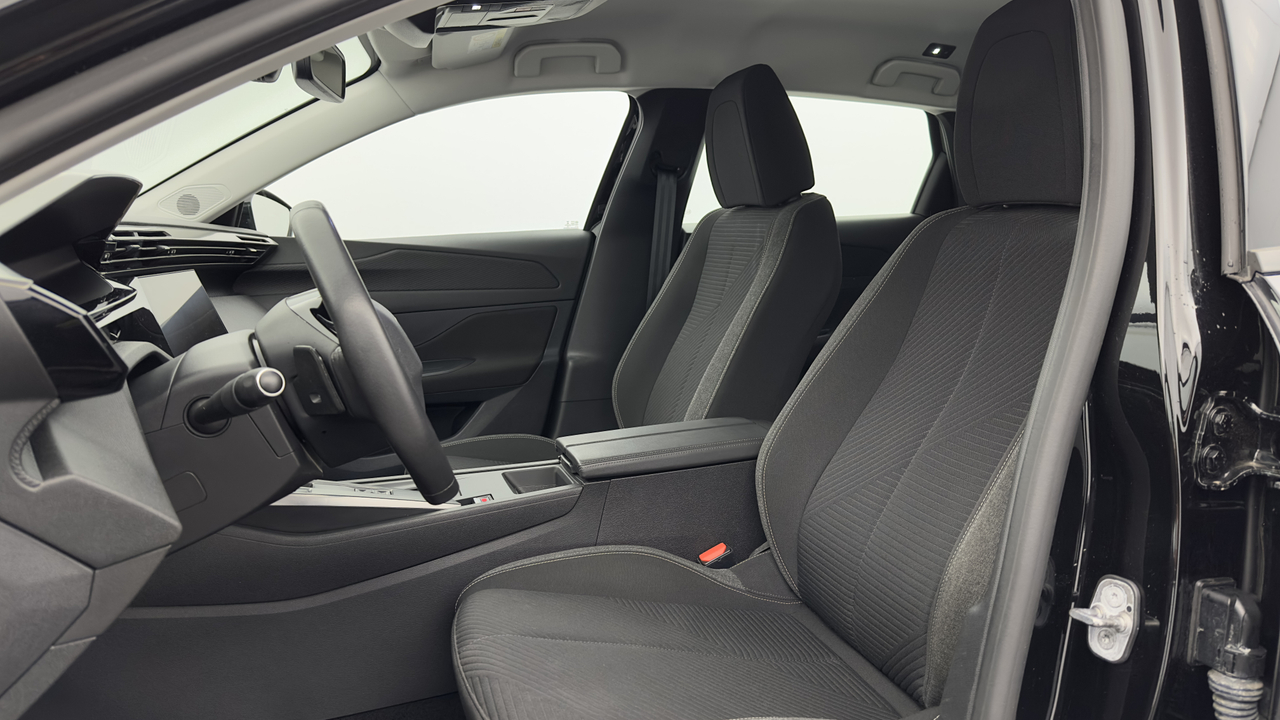Peugeot 308 SW PHEV 180 e-EAT8 — photo 11