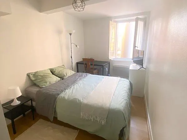 Chambre meublée dans immeuble en colocation, toutes charges comprises, à Neuville-sur-Saône