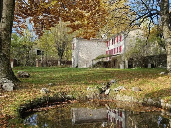 BASTIDE EN PIERRE DE CARACTÈRE – CAUSSOLS