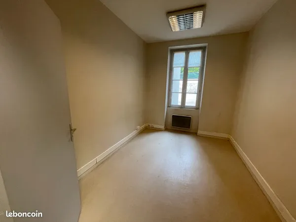 1 Bureau à louer dans espace partagé en Rez de chaussée avec climatisation, double vitrage pvc, poss