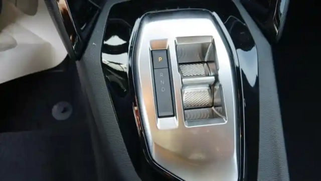 Peugeot 2008 hybrid 110 e-dcs6 — photo 19