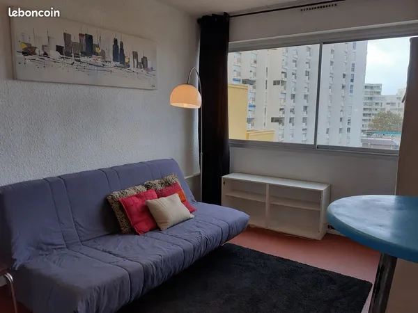 Part loue studio meublé 20 m2