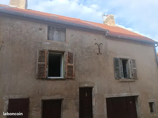 Bonsoir je vends ma maison 🏡 de 140 m habitables avec garage plus cave la prix est 70000 euros