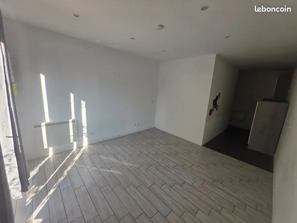 Maison mitoyenne avec parking sur cour F3