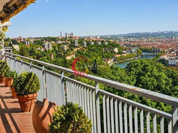 Appt 7P de 158 m2 avec vue sur Lyon et Stationnement privati