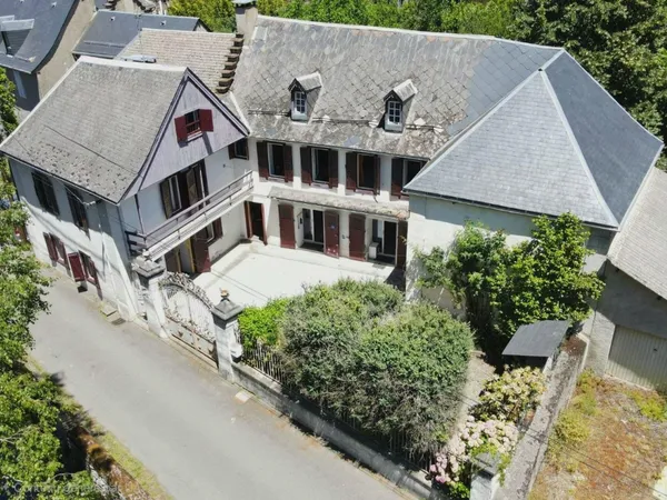 Deux maisons, chacun chez soi, tous ensemble.