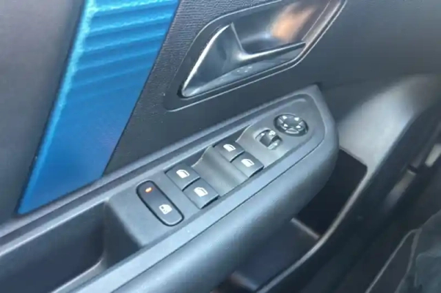Citroën C4 e- 136 ch automatique — photo 9