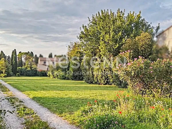 Terrain constructible viabilisé de 348 m² à Saint-Étienne-du-Grès, libre constructeur au coeur du vi