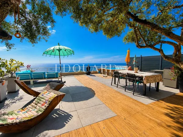 Roquebrune Cap Martin, trois pièces avec spectaculaire terrasse, petite piscine privée et superbe vu