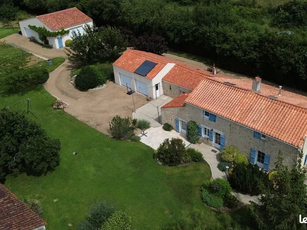 Belle maison en pierres avec grands garages
