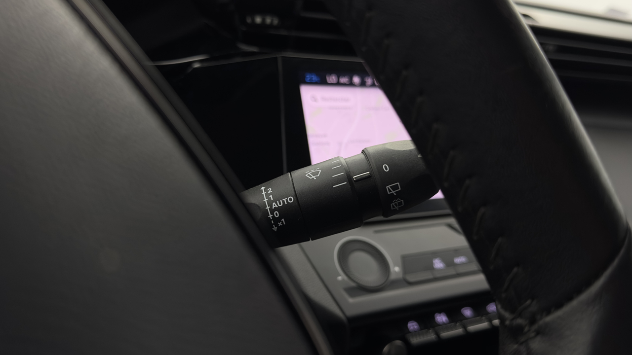 Peugeot 308 SW PHEV 180 e-EAT8 — photo 18