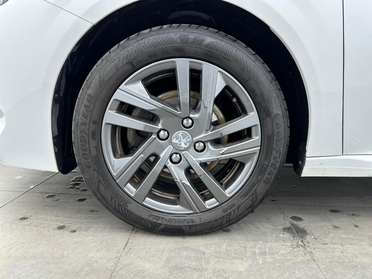 Peugeot 208 puretech 100 s&s bvm6 style — photo 14