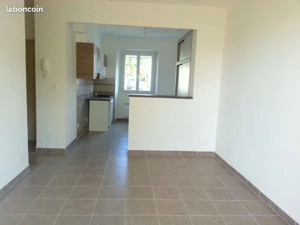 CARPENTRAS, BEL EMPLACEMENT Joli F2 RdCh