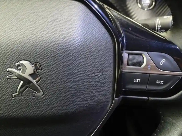 Peugeot 2008 1.2 puretech 130ch s&amp;s allure pack — photo 14