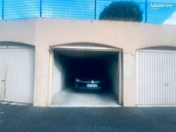 Loue garage (box fermé) résidence sécurisée