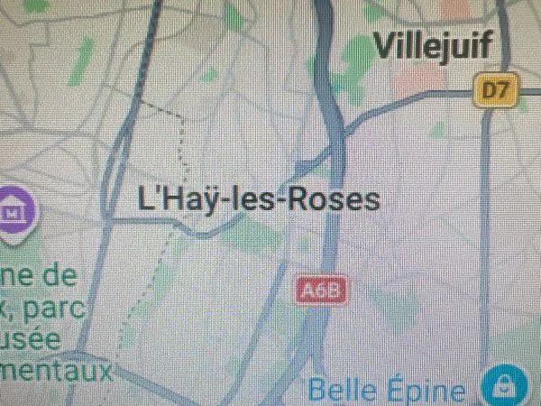Une place en box particulier stockage / 2 roues