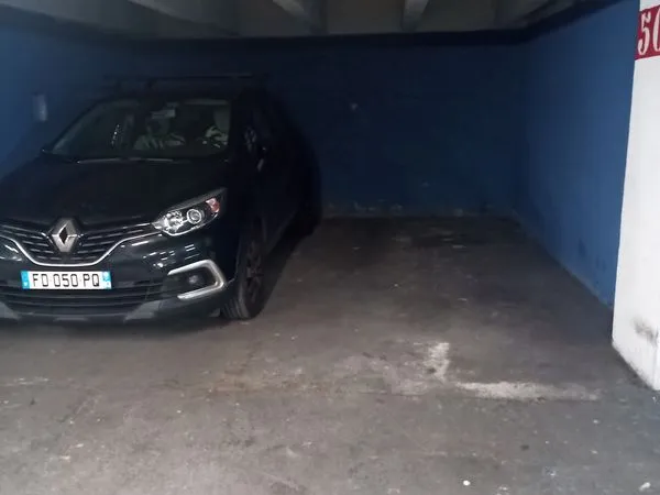Parking metro La Fourche 17éme/18éme