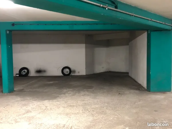 Loue grande place de parking Courbevoie Becon les bruyères secteur Gare sncf