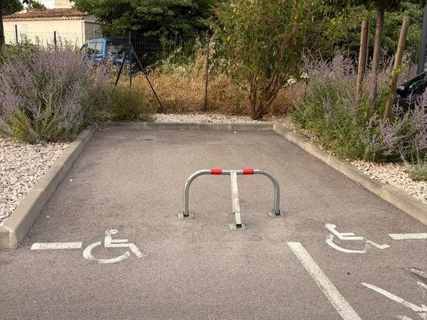 Grande place de parking privative dans résidence sécurisée