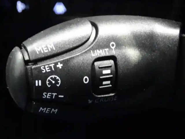 Peugeot 2008 1.2 puretech 130ch s&amp;s allure pack — photo 13