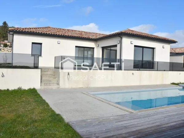 Magnifique villa lumineuse de plain pied avec piscine.