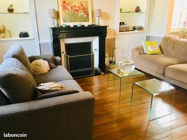 Maison bourgeoise dans le centre ville avec jardin, garage et ateliers