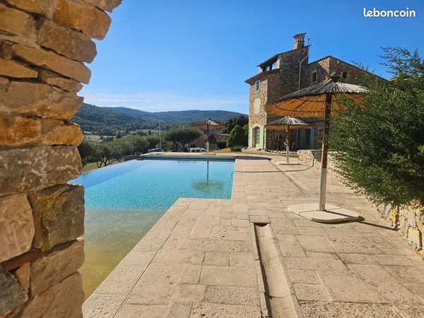 Mas 18 pièces 350 m²