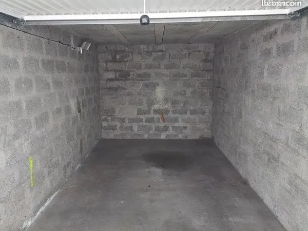 Garage box ferme a vendre residence belle etoile chambery