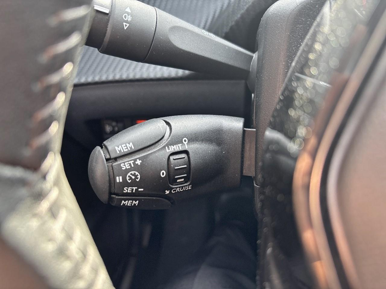 Peugeot 208 1.2 puretech 100ch s&s allure — photo 27
