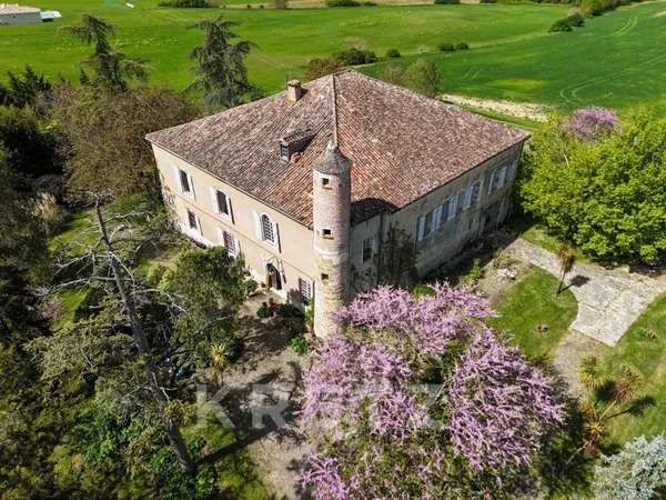 Propriété rare : château XVIIIe, parc de 2 ha et donjon insolite