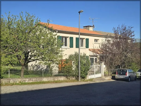 À Vernoux-en-Vivarais, maison 93 m2 avec jardin, 3 chambres