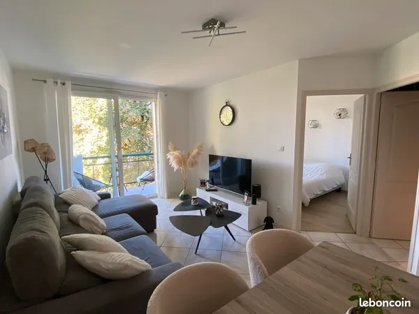 À LOUER - BEL APPARTEMENT T2 DE 46 m² AVEC BALCON, GARAGE ET CAVE - PONTARLIER