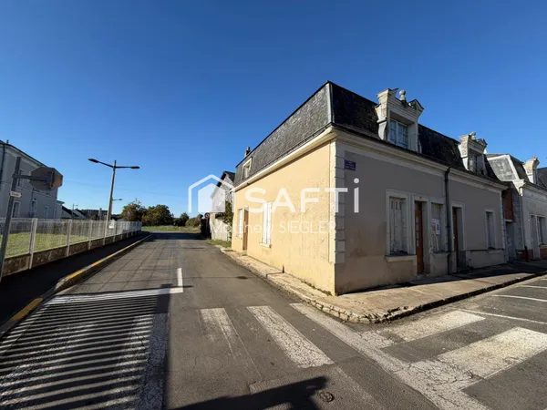 Maison à rénover de 140 m² avec 4 chambres, terrain de 711 m², garage et nombreuses dépendances offr