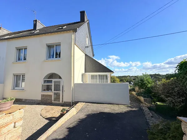 FINISTÈRE: Scaër. Maison familiale de 3 chambres avec grenier aménageable et terrain clos de 989 m²,