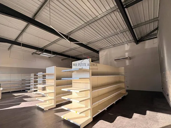Local commercial 1 pièce 130 m²