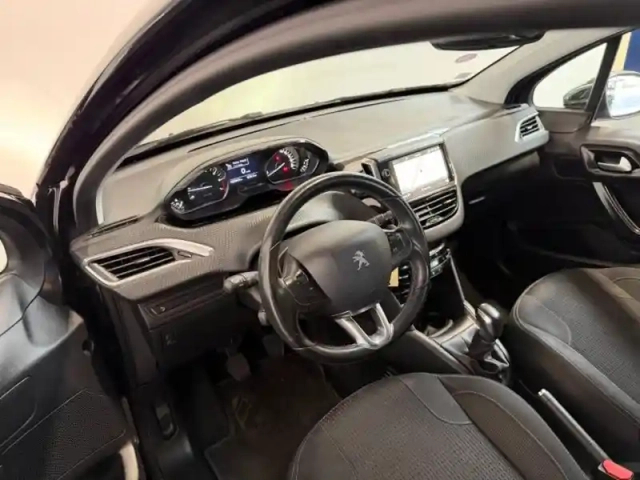 Peugeot 208 1.2  82 allure 5p gps / clim auto / régulateur — photo 8