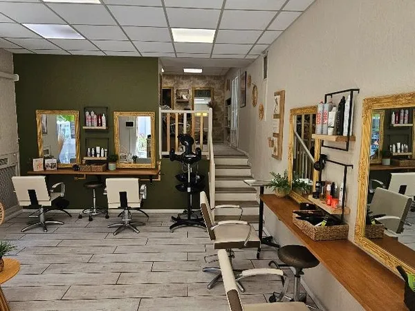 Fonds de commerce de coiffure à fort potentiel à vendre cause départ retraite - au centre d'un villa