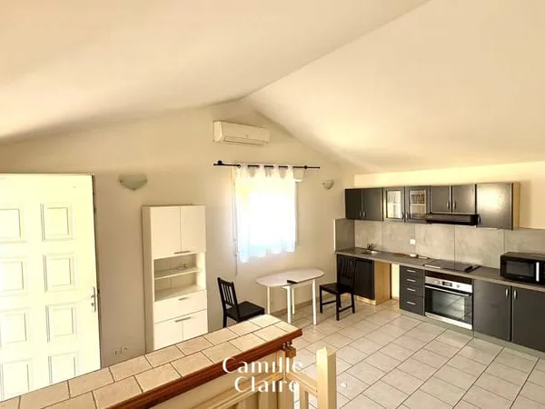 Appartement T2 au calme sur le village de Mimet.